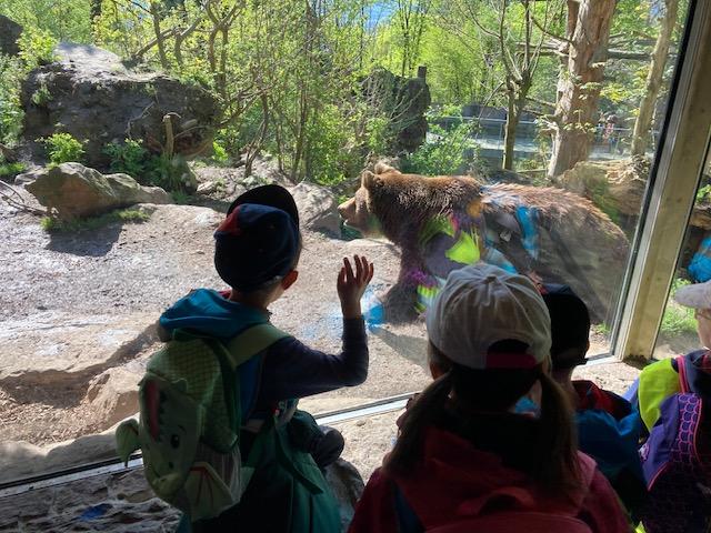 Kinder betrachten den Bär