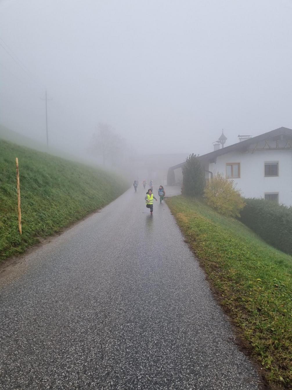 Kinder laufen durch den Nebel