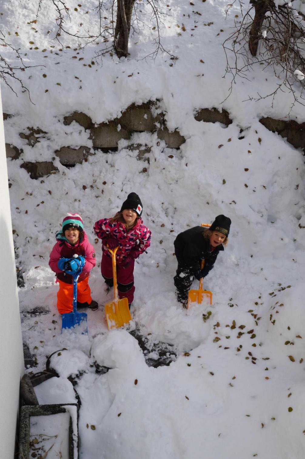 Kinder beim Schneeschaufeln