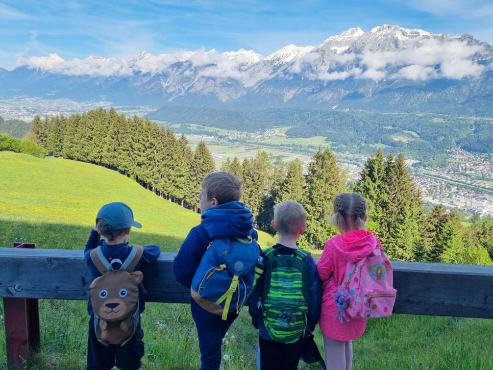 Kinder genießen die Aussicht