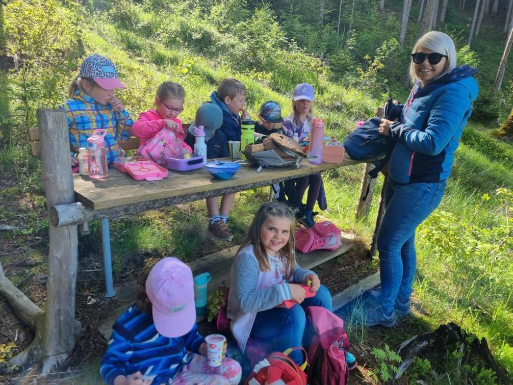 Wir jausnen im Wald
