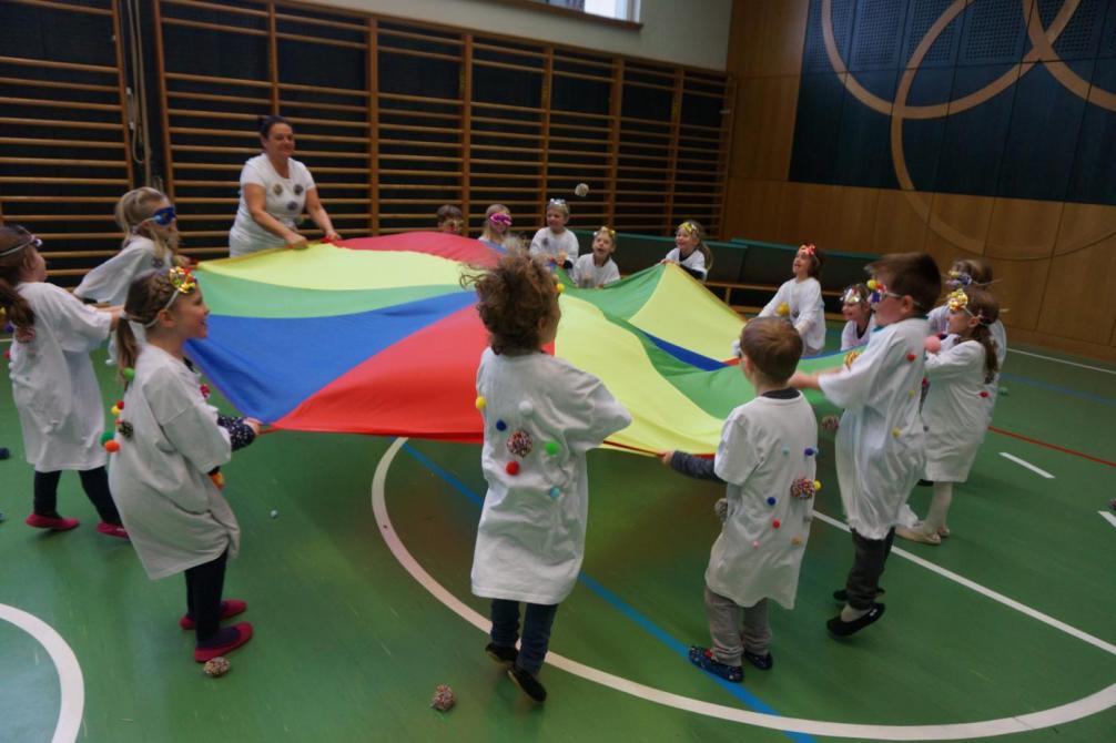 Kinder spielen mit dem Fallschirm