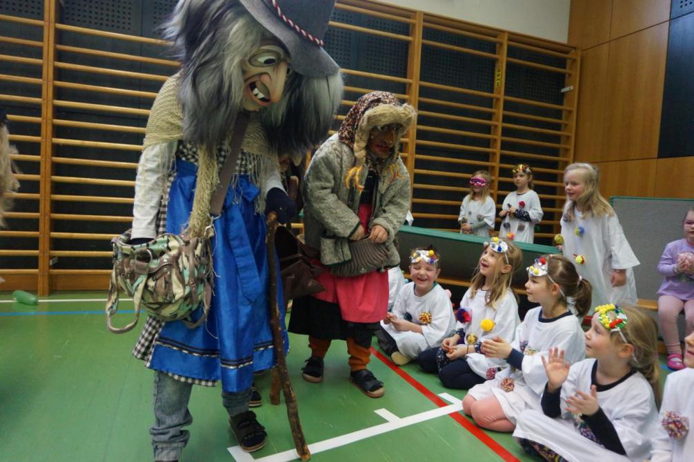 Die Kinder feiern gemeinsam Fasching