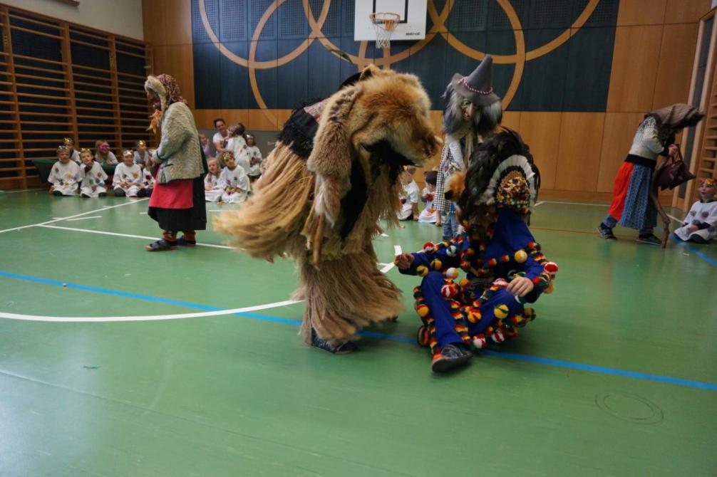 Schüler mullen für Kindergartenkinder