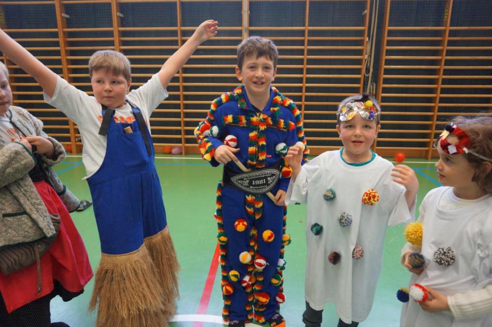 Schulkinder und Kindergartenkinder sind verkleidet