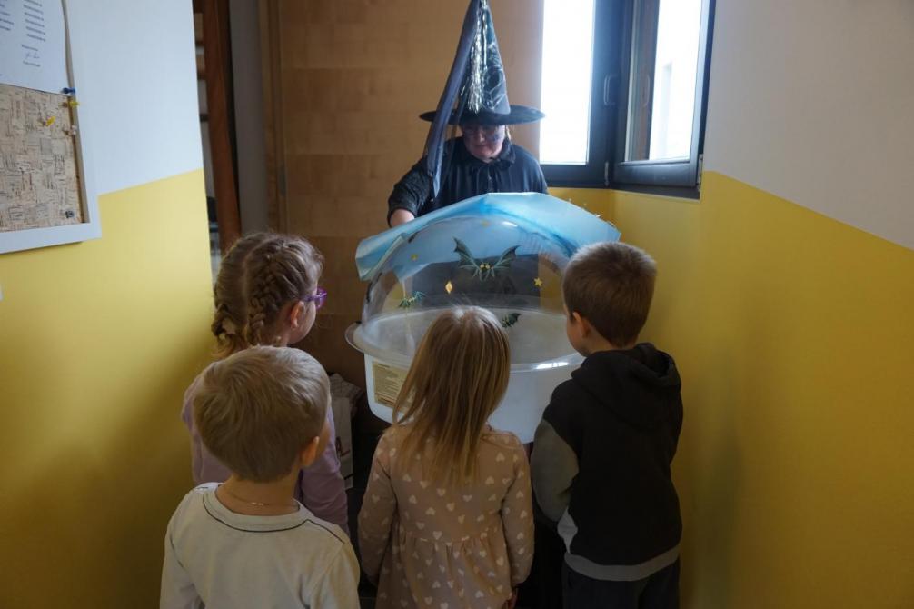 Die Zuckerwattehexe macht Zuckerwatte