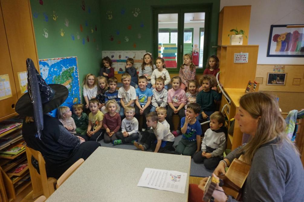 Kinder singen für die Zuckerwattehexe