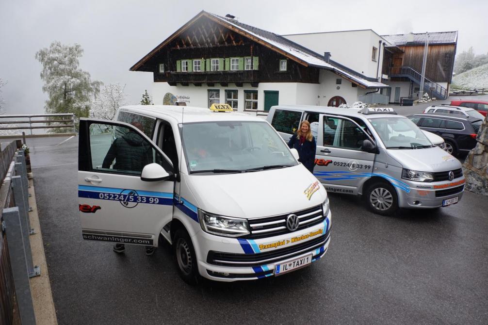 Taxis holen die Kinder ab