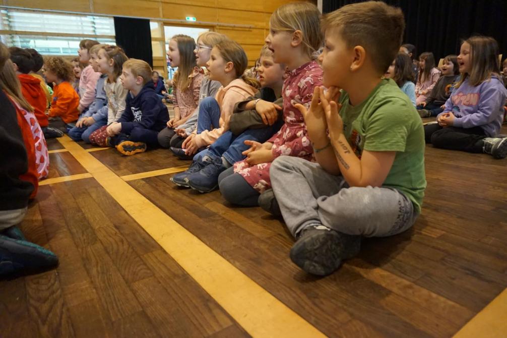 Kinder schauen dem Theater zu