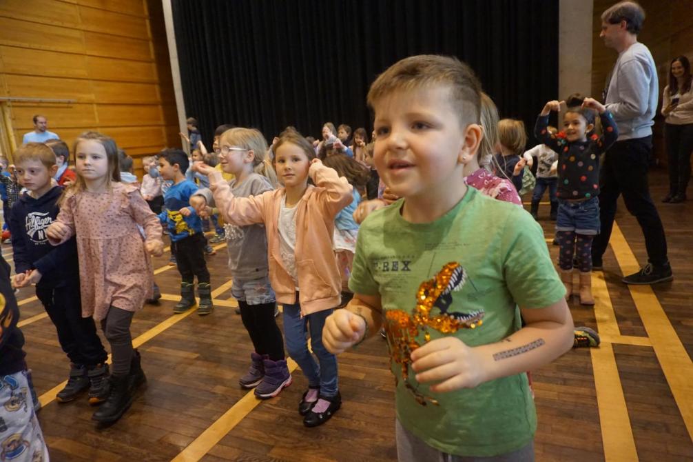 Kinder machen bei der Mitmachshow mit