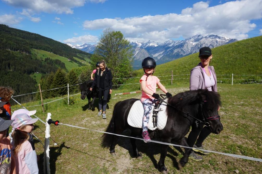 Kinder reiten auf Ponys