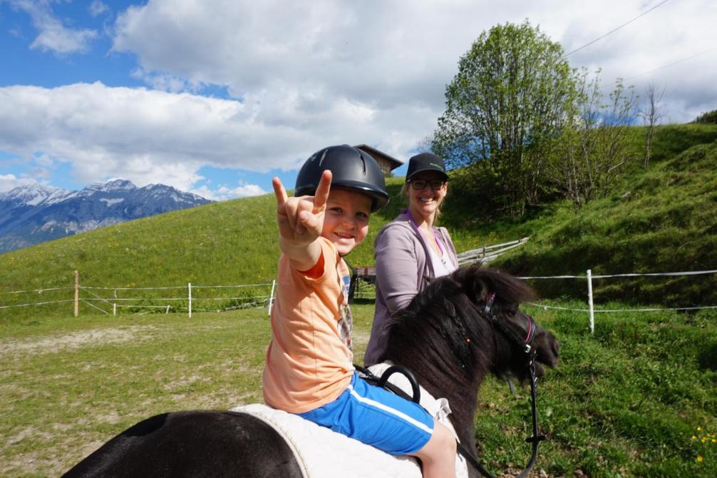 Kind reitet am Pony