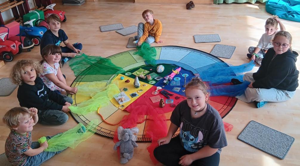 Kinder sitzen an einem Jahreszeitenkreis