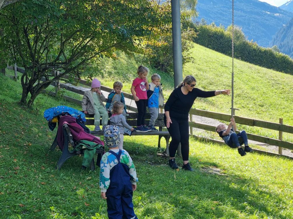 Kinder am Spielplatz