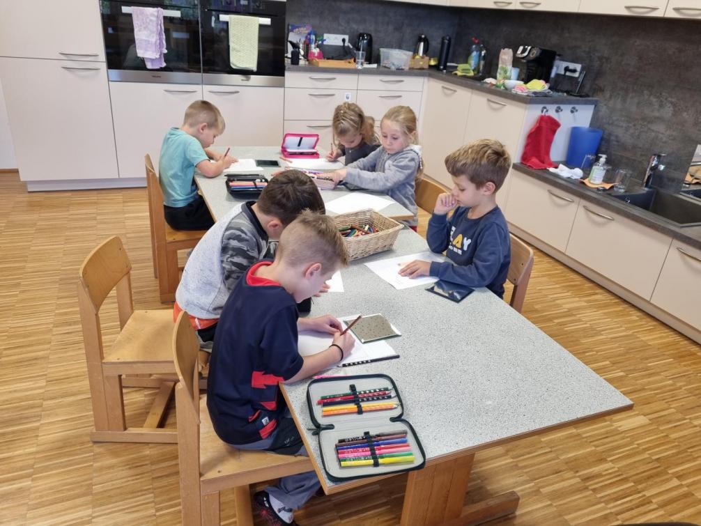 Kinder malen sich selbst