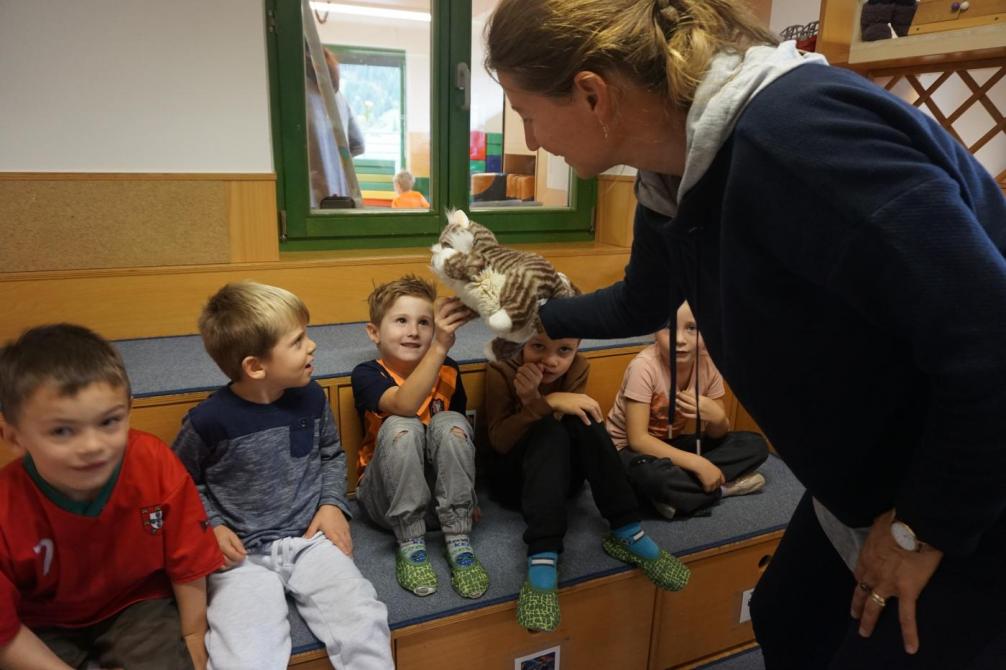 Kinder lernen Miau kennen