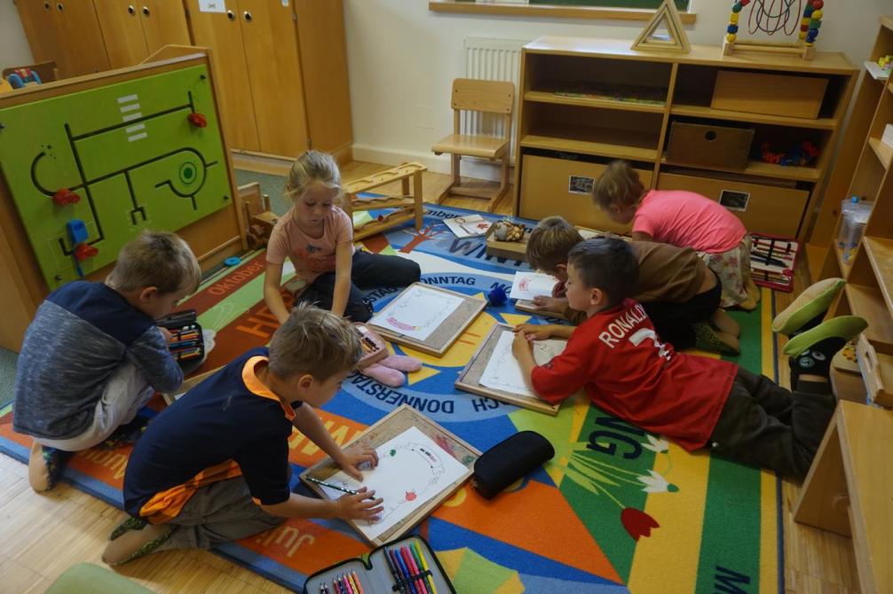 Kinder bei der Schulvorbereitung