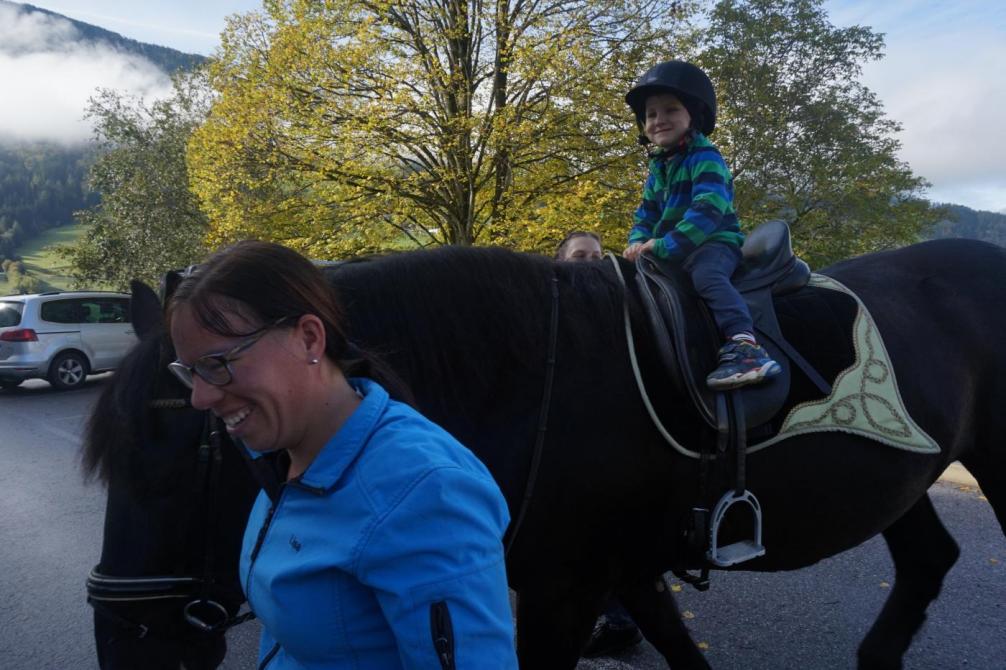 Kind reitet auf Knödel