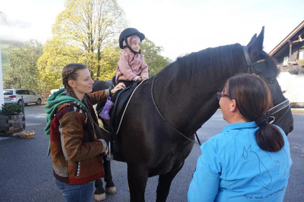 Kind reitet auf Knödel