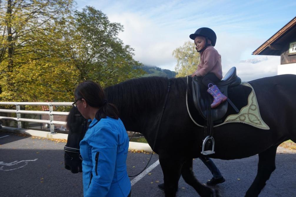 Kind reitet auf Knödel