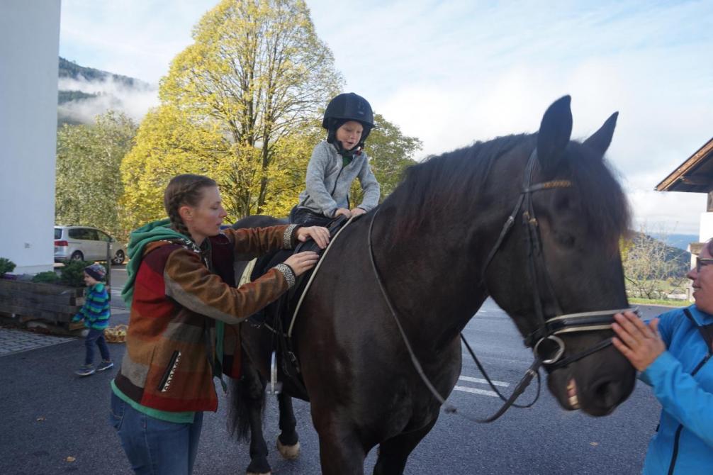 Kind reitet auf Knödel