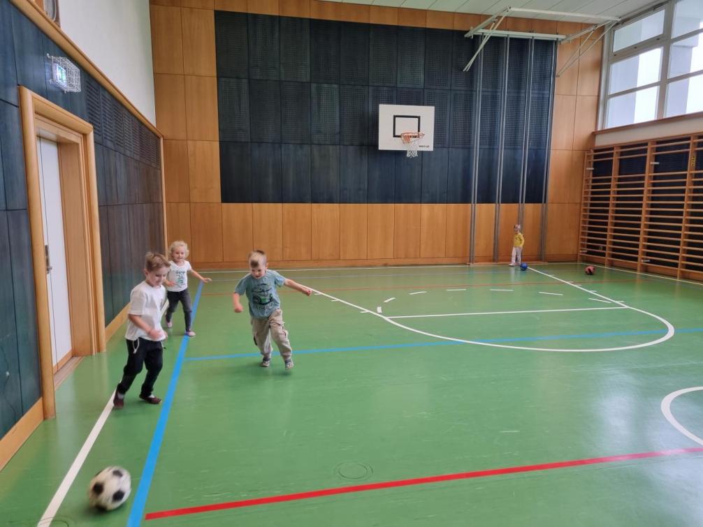 Kinder spielen Ball