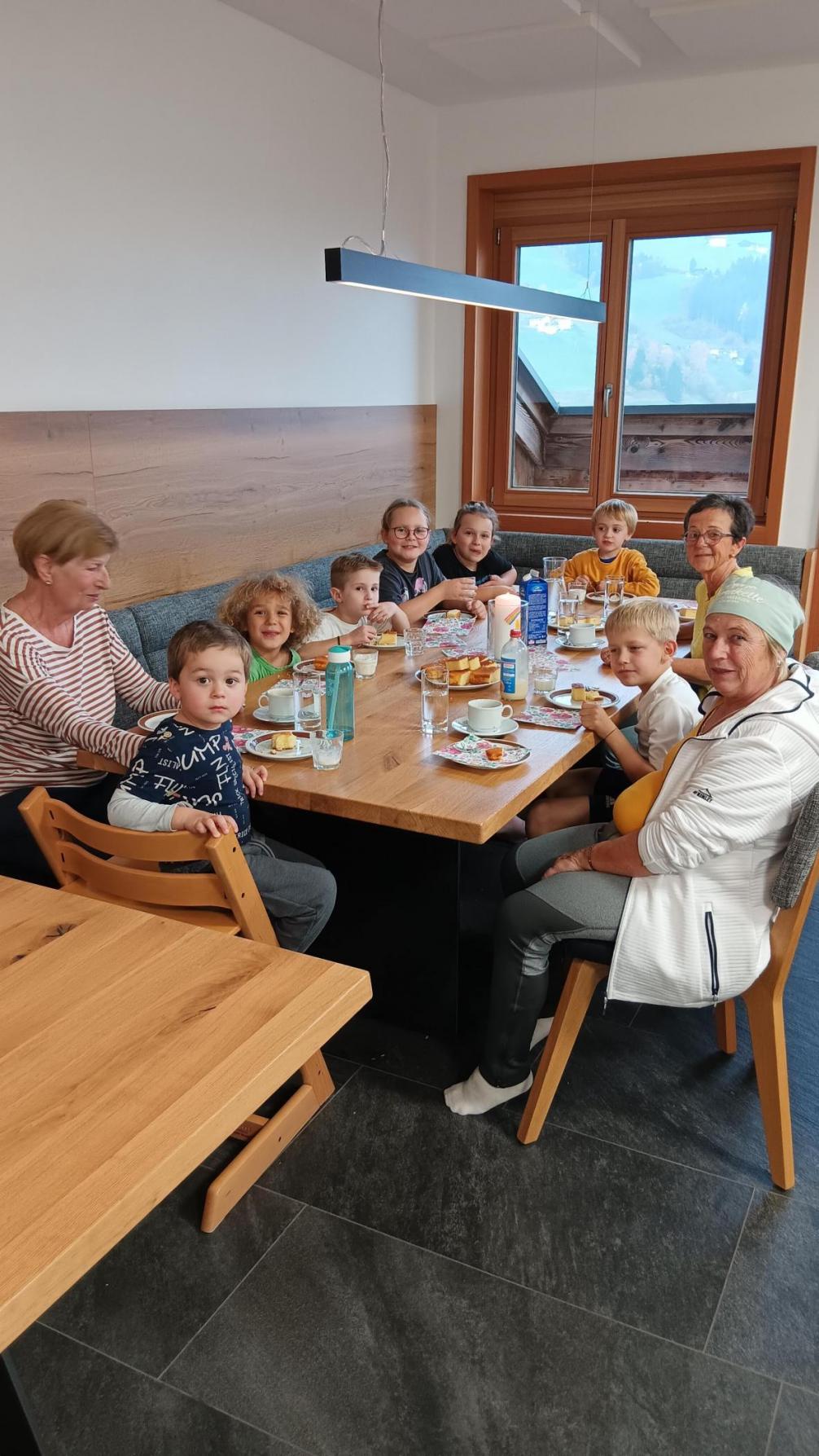 Kinder und Omas bei der Jause