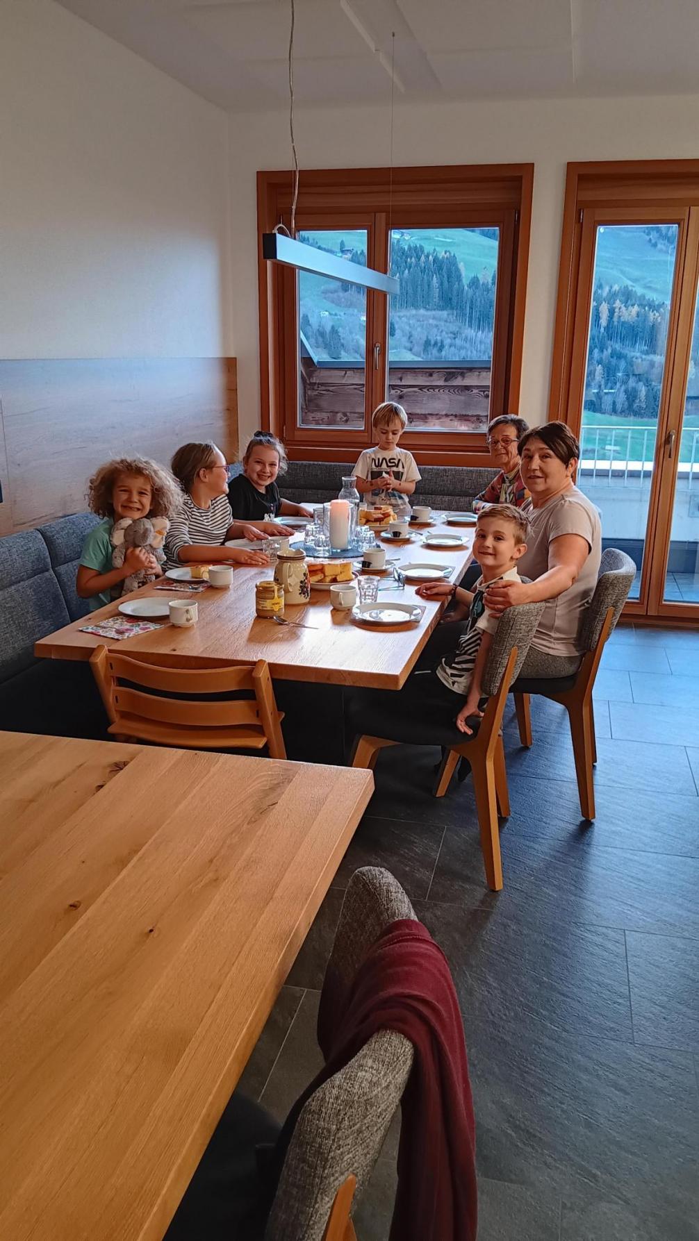 Kinder und Omas bei der Jause