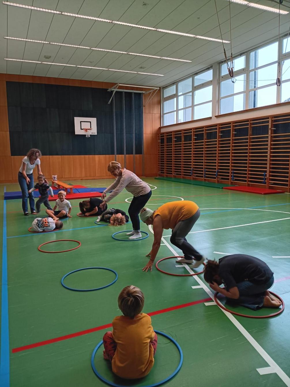 Kinder und Omas beim Turnen