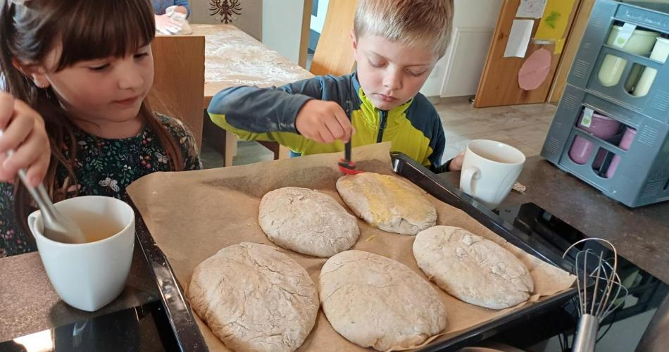 Kinder streichen Brot ein