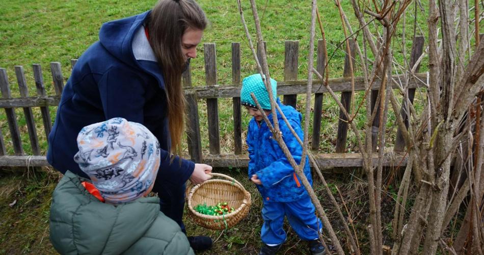 Kinder finden Ostereier