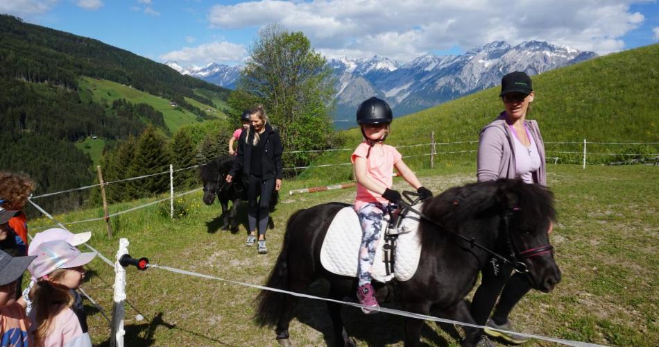 Kinder reiten auf Ponys