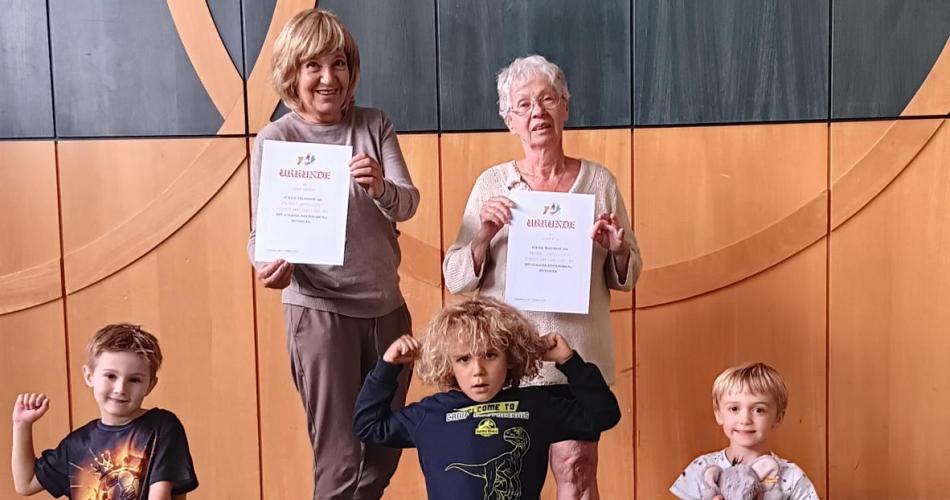 Kinder und Großeltern mit Zertifikat