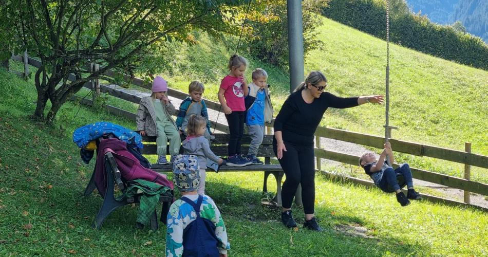 Kinder am Spielplatz