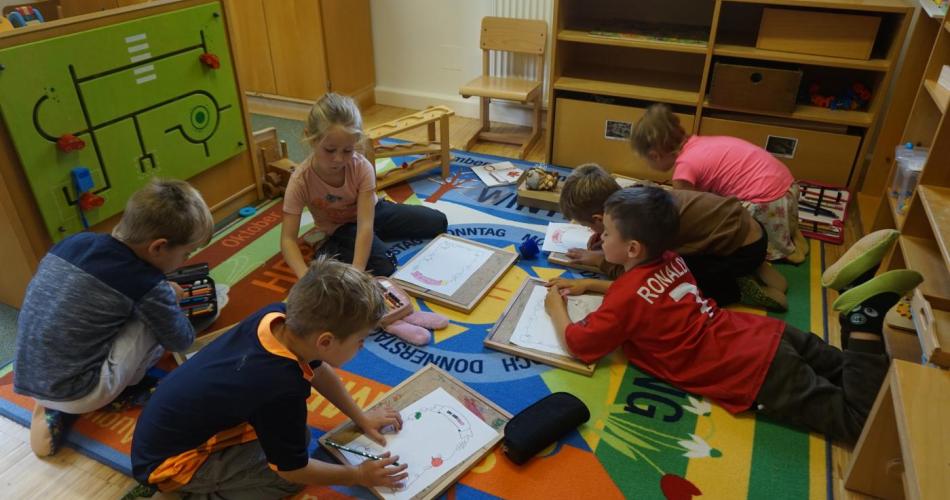 Kinder bei der Schulvorbereitung