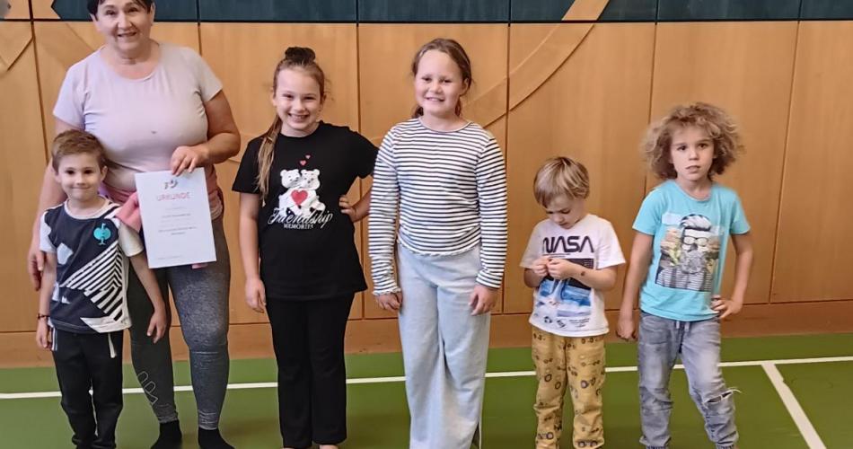 Kinder beim Turnen