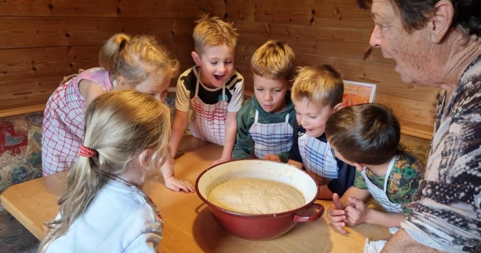 Kinder betrachten den Teig