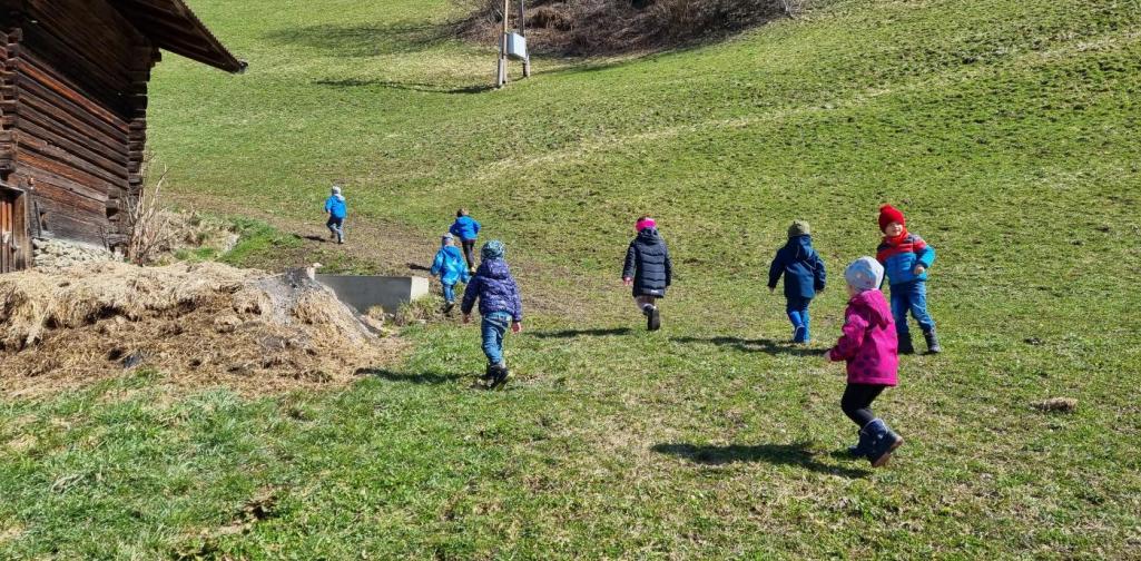 Regenbogensuche Regenbogenkinder beim Laufen