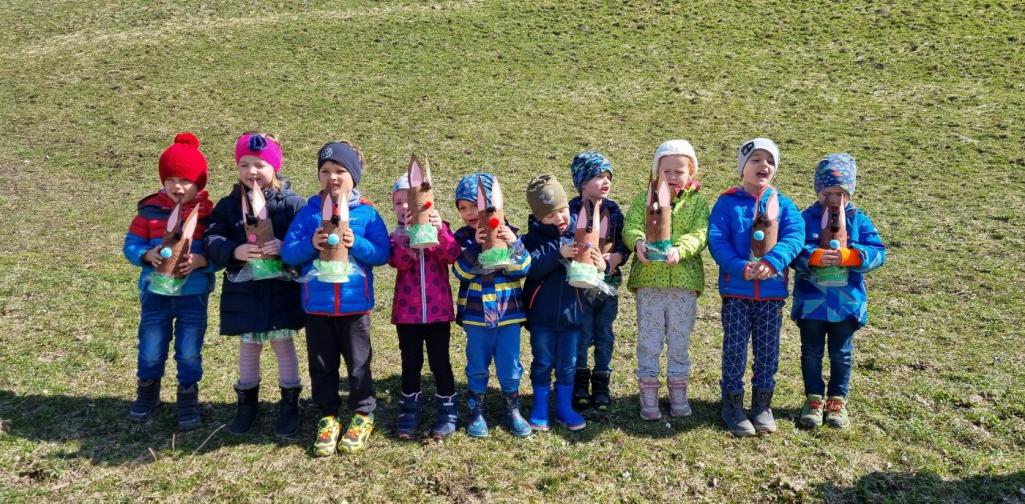 Gruppenfoto Regenbogengruppe mit Osternest