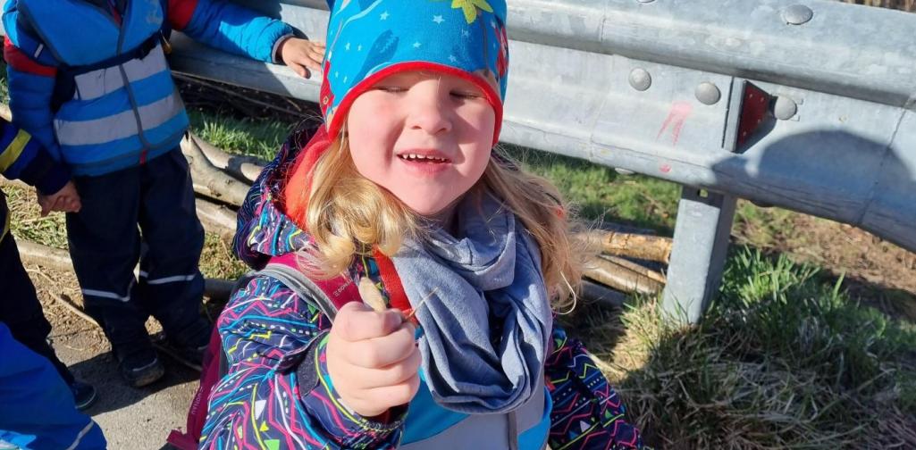 Regenbogengruppe Ein Kind hat etwas gefunden