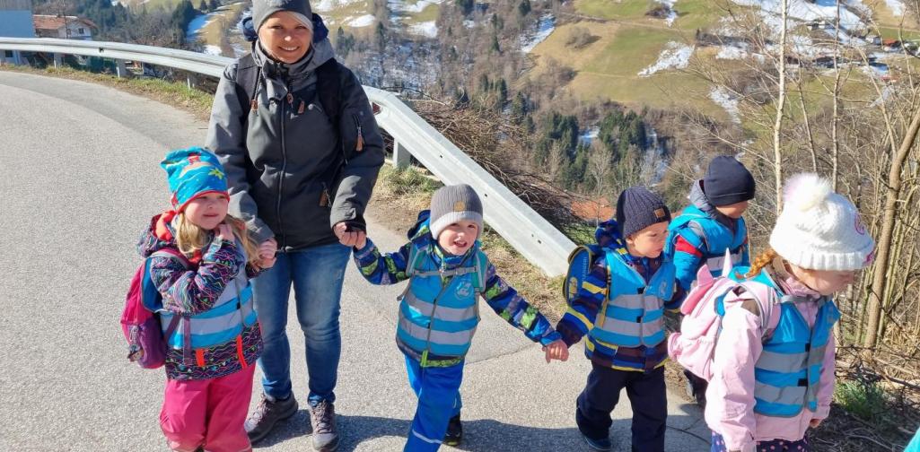 Regenbogengruppe Die Regenbogengruppe geht spazieren