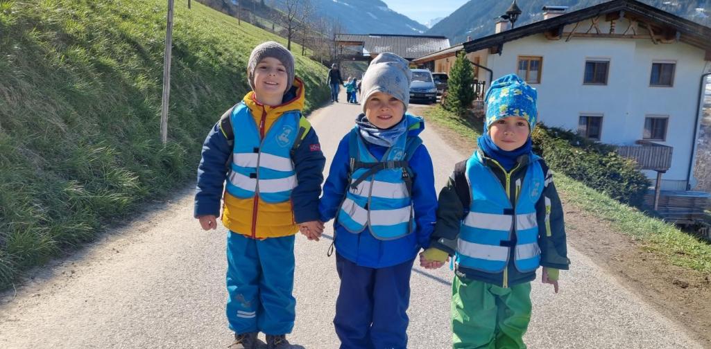 Regenbogengruppe Kinder spielen Straßensperre