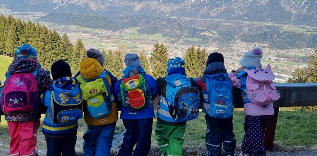 Regenbogengruppe Die Regenbogengruppe genießt die Aussicht