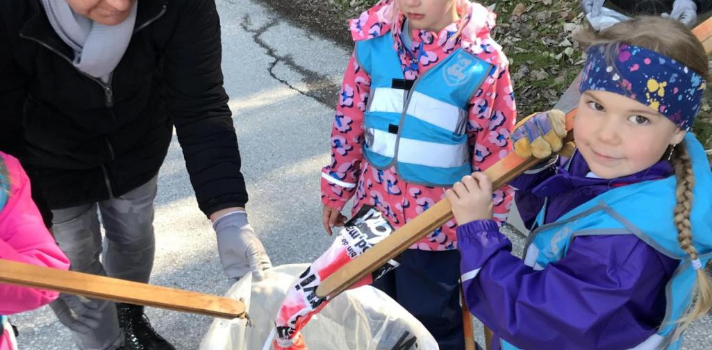 Sonnengruppe Kinder sammeln Müll