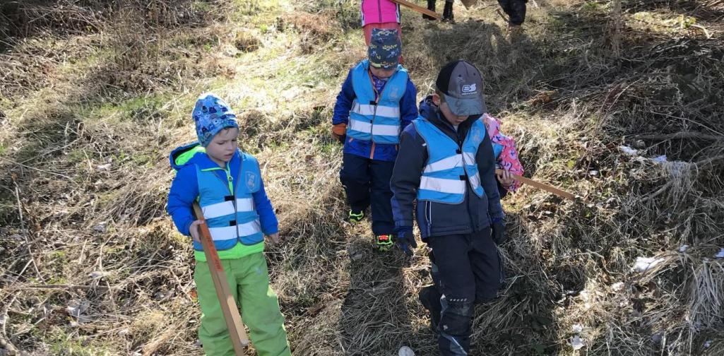 Sonnengruppe Kinder sammeln Müll