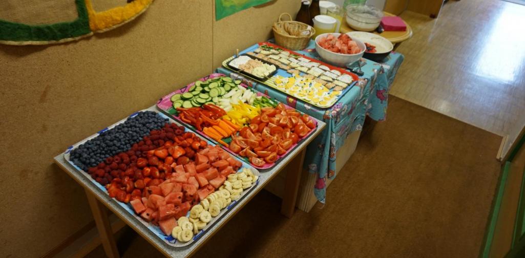 Buffet mit frischer Jause