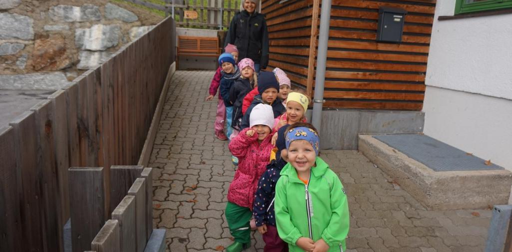 Kinder auf dem Weg zum Hof