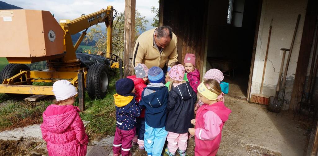 Kinder bekommen Hennenfutter