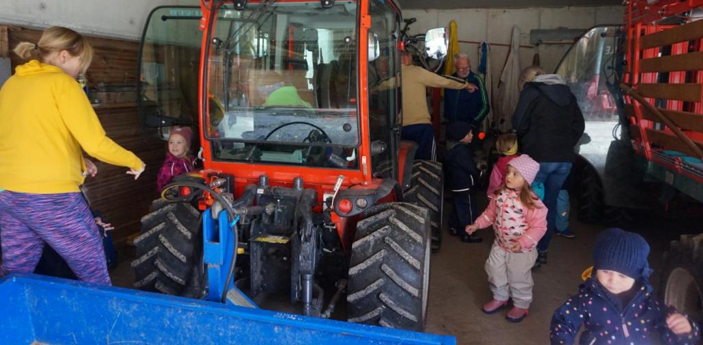 Kinder bei den Traktoren