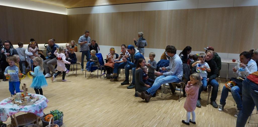 Kinder spielen nach dem Fest